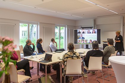 Frau Dipl.-Soz. Friederike Jeschke-Stolzenberg stellt den Junior- und Tenure-Track-Professorinnen und -Professoren das Prorektorat Studium und Lehre vor.
