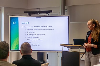 Frau Wenke Lungenmu gibt einen berblick ber das LLZ – das Zentrum fr multimediales Lehren und Lernen an der MLU.